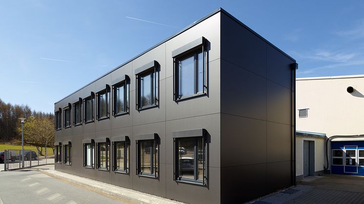 Das moderne Bürogebäude von B. Braun Avitum Saxonia erfüllt hohe Ansprüche hinsichtlich Nachhaltigkeit und Brandschutz.