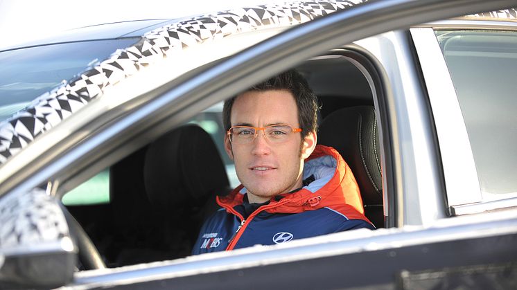 Rallyesset Thierry Neuville tester ut Hyundais nye i30 N mellom slagene i rally-VM