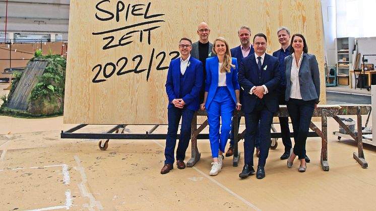 Im Malsaal der Theaterwerkstätten stellte das Team um Intendant Tobias Wolff die neue Spielzeit vor - Foto: Karolin Kelm