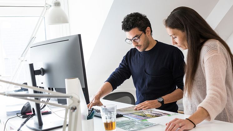 Dokumentationschef Johanne Mose Entwistle i dialog med arkitekt Steven Leroy Warnakula.