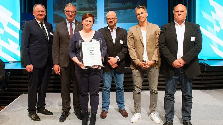 Die stolzen Sieger (v. l.): Dr. Stephan Nahrath, Geschäftsführer WWE, Marsbergs Bürgermeister Klaus Hülsenbeck, Anna Neufeld, Mike Reuvers, Tobias Rüdiger und Reinhard Zeitler vom SC Bredelar.