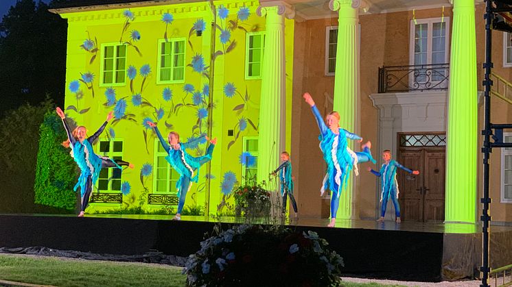 Danselever från Sunne Kulturskola dansar framför herrgårdsfasaden. Fasadshowen "Light Without Borders" som arrangerades i Rottneros park i Sunne, 4 september, har utsetts som vinnare för bästa teaser i filmtävlingen North Sea Video Contest 2021.