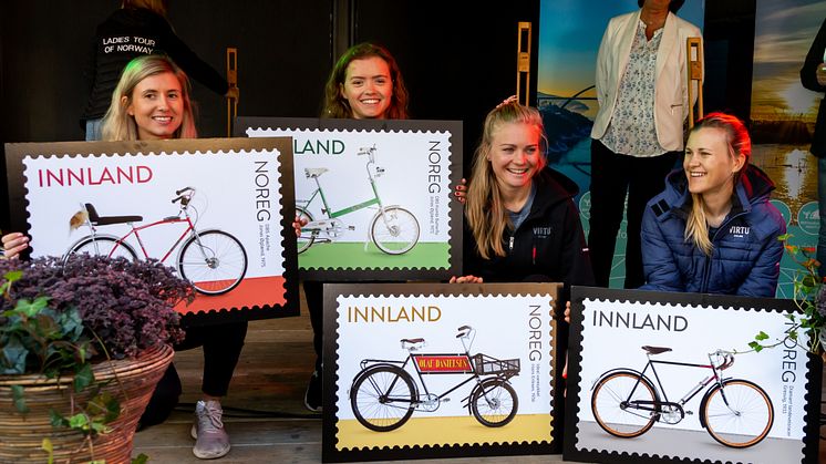 Fire norske toppsyklister viser fram de nye frimerkene, som ble lansert i forbindelse med Ladies Tour of Norway i Halden. Fra venstre Birgitte Ravndal, Susanne Andersen, Emilie Moberg og Katrine Aalerud. Foto: Kenneth Asbjørnsen, Eventfotografene