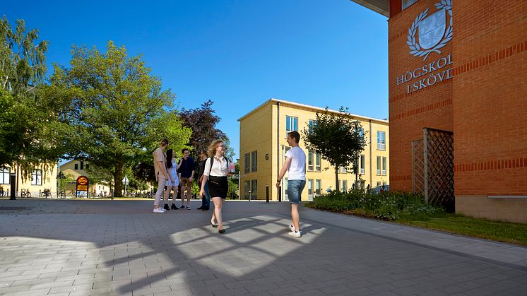 Nästan 2 100 personer har blivit antagna till program vid Högskolan i Skövde i höst.