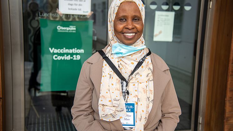 Farhiya Hassan tycker att alla som får chansen ska vaccinera sig mot Covid-19.