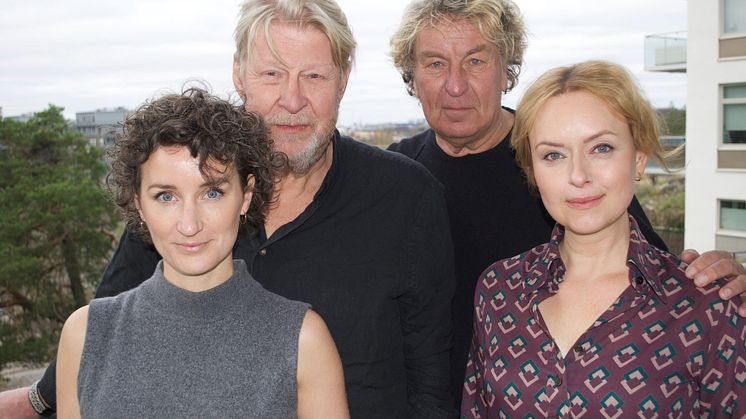 KÄRLEKSBEVIS. Från vänster Hedda Rehnberg, Rolf Lassgård, Richard Hobert, Livia Millhagen. KÄRLEKSBEVIS är Hoberts nya film. © Fundament Film.jpg