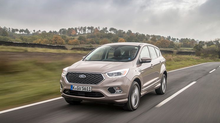 2016Kuga_Vignale_Milano_Grigio_003