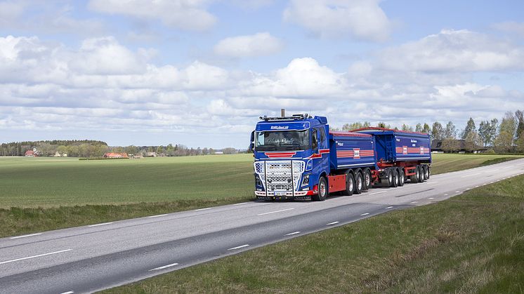 En av de karaktäristiskt blå lastbilarna med det klassiska röda Bendersmönstret dekorerat längs sidorna