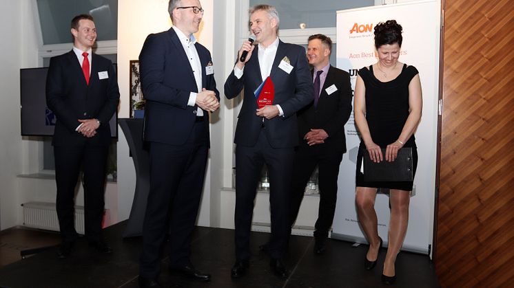 Slavnostní ceremoniál v Praze.  V popředí, zleva Jan Bek, HR manažer a Peter Brányik, generální ředitel.