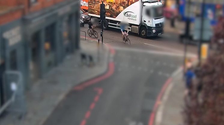 BidFood_van_on_A205_junction_with_Wandsworth_Plain.mp4