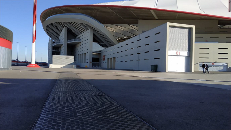 Couverture de caniveaux Fibrelite installés autour d’un stade de la liga