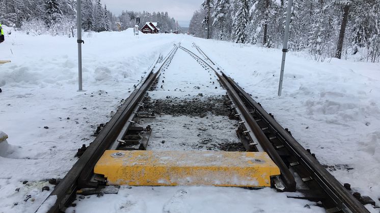 Tågväxelvärmaren är gjord av tunna folier av PTC-gummi och skyddas mekaniskt av en stålinkapsling.  Huvudmålet är att värma rälshuvudet, rälsfoten och rälstungan så effektivt som möjligt för att hålla de rörliga delarna i växeln fria från is och snö