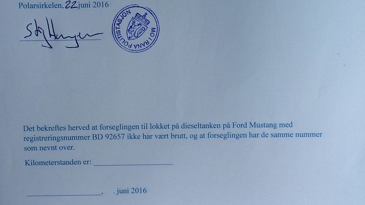 Knut og Henrik satte verdensrekord med sportsbilikonet Ford Mustang. Politiet bevitner at tanken er forseglet.
