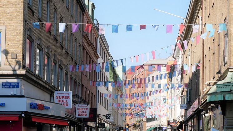 Jubileumsvimplar smyckar Kungsgatan i Göteborg