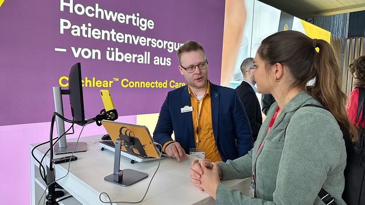 Cochlear komplettiert Connected Care um intraoperatives Tool Cochlear™ Nucleus® SmartNav – Marvin Sandmann (li.), Product Manager Connected Care von Cochlear Deutschland, und Audiologin Theda Eichler (re.) (Foto: Cochlear Ltd.)