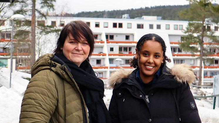 Vi tror at det er gjennom samarbeid og deltakelse at vi kan skape bærekraftige løsninger og et enda bedre bo- og nærmiljø. Mangfoldet av stemmer og erfaringer beriker bydelen vår, sier Lillian og Ayda. Foto: Eyvind J. Schumacher