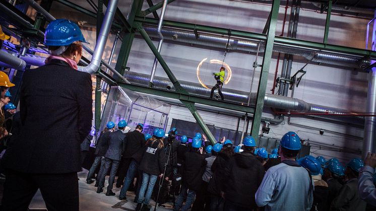 13 mars 2013. Filbornaverket invigs och en eldkonstnär ritar eldcirklar inför närmare 150 gäster. Foto: Timo Julku.