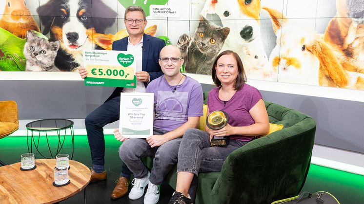 Der Goldene Fressnapf für Tierschutz im Burgenland: (v.l.n.r.) Hermann Aigner, Geschäftsführer Fressnapf Österreich, Benjamin und Alice Siebenbrunner vom Tierschutzverein „Wir fürs Tier“ Oberwart.