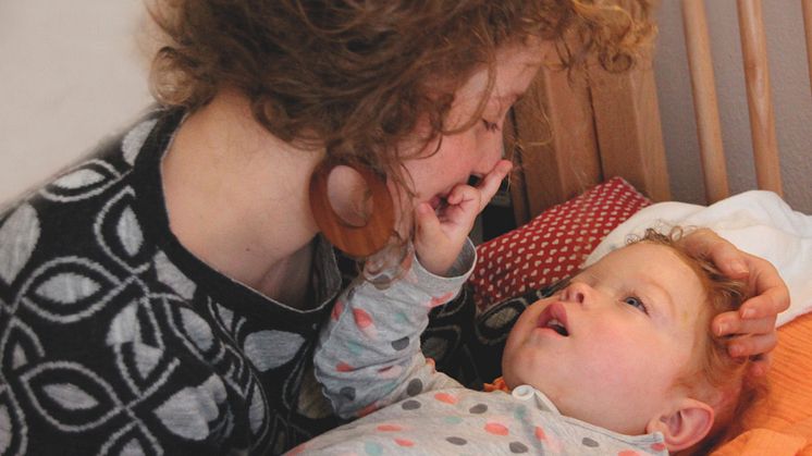 Mama Julia bringt Marlene ins Bett
