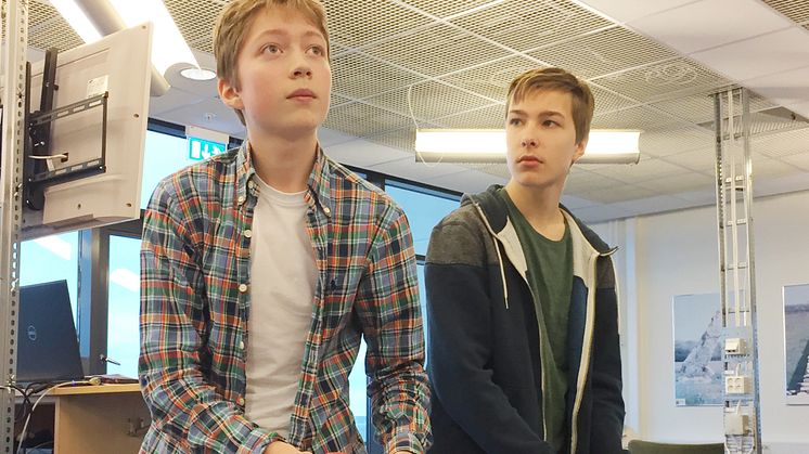 Finalpriset för Robothon-tävlingen var att köra Motoman industrirobotar. Här programmerar  Karl Andersson Larsén och Jack Tóth-Égetö för fullt. De går båda i åttonde klass. Foto: Yaskawa Nordic AB.