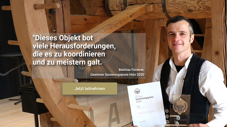 So sehen Sieger aus: Zimmermeister Mathias Fürderer hat für die Sanierungsarbeiten am Löfflinger Rathaus den Sanierungspreis 2020 in der Kategorie Holz gewonnen. Zeigen auch Sie, was Sie können!