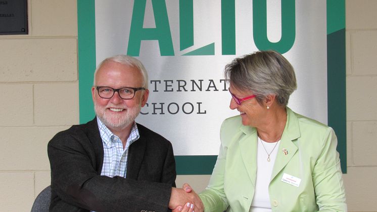 Michael Chapman, Schulleiter der Alto International School und Catherine Donovan, Director of International Affairs in Louisenlund, unterzeichnen die gemeinsame Kooperation. (Foto: Alto School, Claudia Weber)