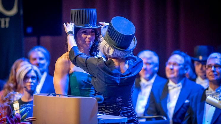 Hedersdoktor Charlotte Kalla tar emot sin hatt av dekan Lena Abrahamsson. Foto: Luleåfotograferna.