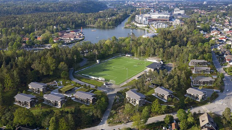 Intill Nysätra IP i Trollhättan norr om Göteborg planerar Riksbyggen att bygga ljusa och moderna lägenheter i tio tvåplanshus.