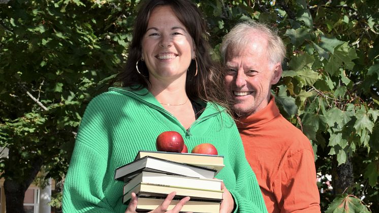 Joanna Wåhlin och Staffan Engstrand, bibliotekarier och projektledare för Norrtäljes Bokmässa.
