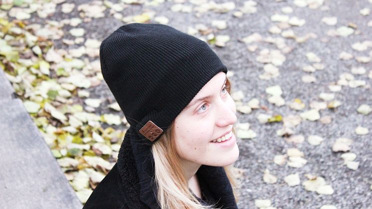Snygg och varm mössa med inbyggd högtalare, mikrofon och kontrollknappar