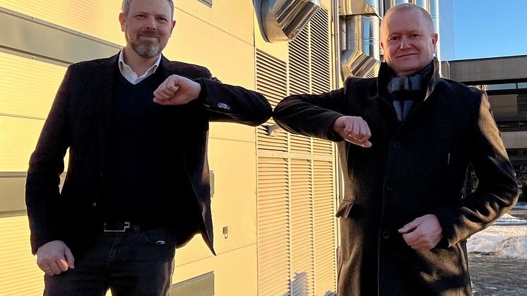 Jon Gravråk, konsernsjef Jon Gravråk i Bulk Infrastructure Group og konsernsjef Eskil Lunde Jensen i Akershus Energi, er fornøyde med den nye avtalen.