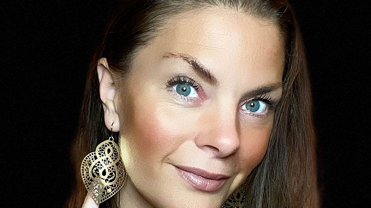 Från IT-entreprenör till Pop-drottning med singeln "Calling for You"