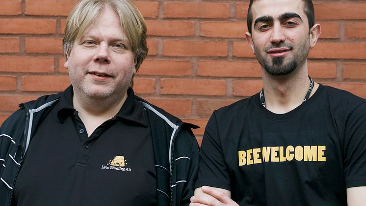 Lars Pettersson och Mustafa Alkhateeb från LP:S biodling