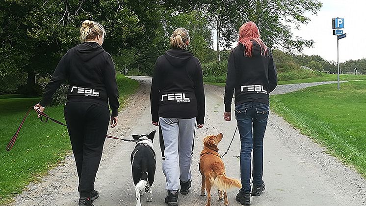 Elever från Realgymnasiet på hundpatrulls-veckan