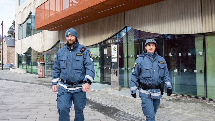 Toni och Viktoria är två av de ordningsvakter från Cubsec som regelbundet ronderar på våra torg.