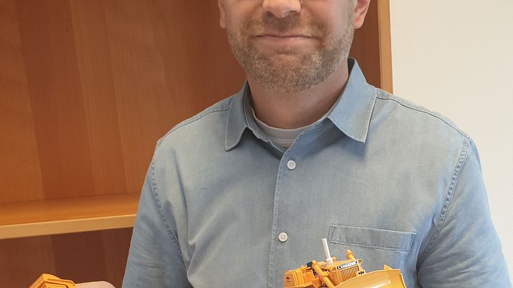 Fyrtio år gamla modeller av Komatsu som Thord Wreter fått av sin pappa. Han arbetade på den tiden på Svenska Traktor som just sålde Komatsu och Bomag.