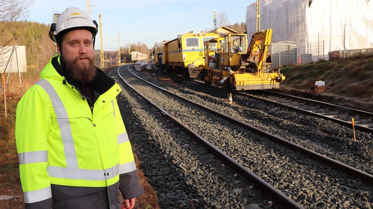 Per Serrander är Trafikverkets projektledare på Viskadalsbanan, här vid spårriktningståget i Viskafors. Foto: Gösta Löfström