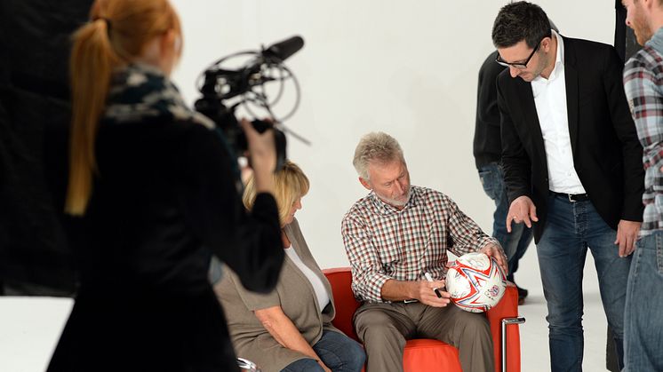 Paul Breitner unterschreibt den FC Bayern Fußball