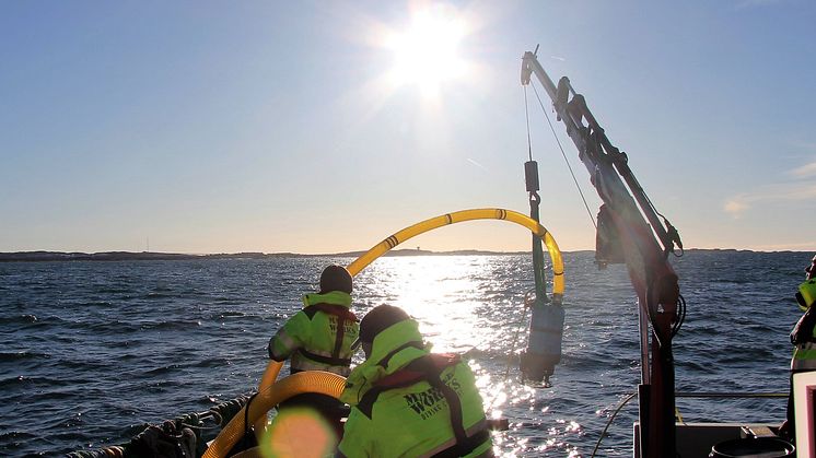 Saneringen av miljöfarliga vrak inleds: Nu töms fiskefartyget Thetis på olja