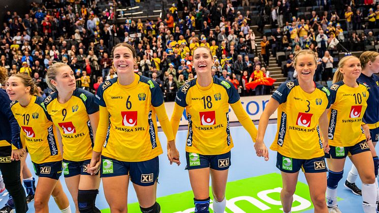 Först dam-VM i Japan, sedan herr-EM i Europa. Swebar är utvald supplier åt handbollslandslagen och levererar proteinbars för att maxa återhämtningen mellan matcherna.