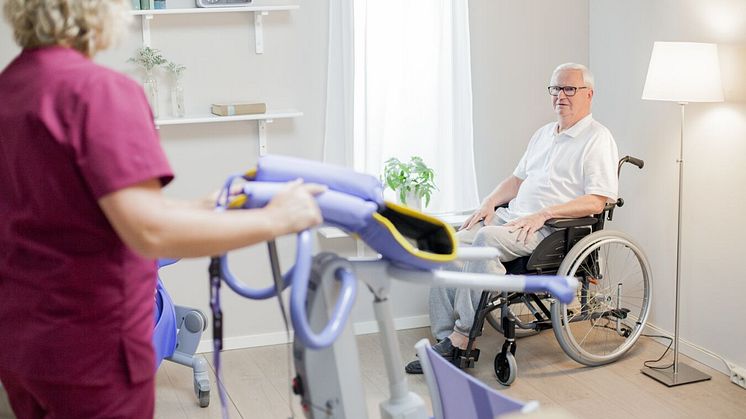 ”Sara Flex”, en uppresningslyft som möjliggör kvalitativ interaktion mellan vårdpersonal och vårdtagare.