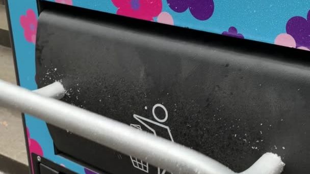 Se och hör hur papperskorgen på Krögarvägen pratar