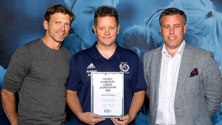 Robert Freiholtz, Vallens IF, tar emot Woody Ungdomsledarstipendiet. Här tillsammans med Jesper Blomqvist och Mikael Tykesson.