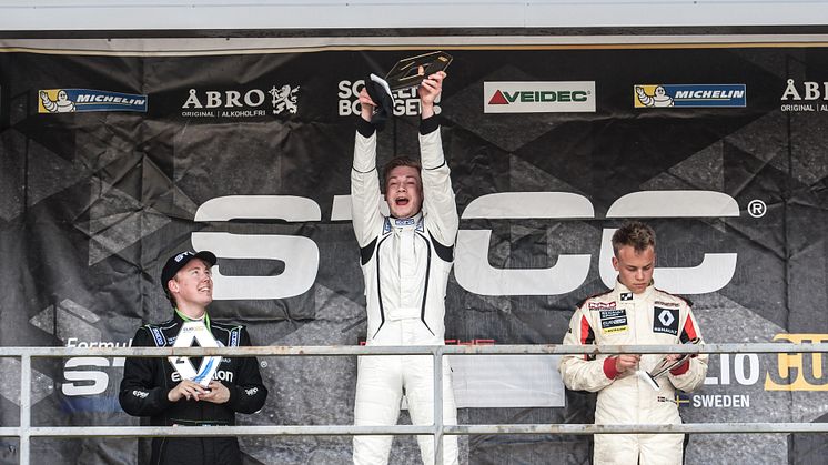 Marcus Annervi jublar efter dubbelsegern i Anderstorp. Foto: Daniel Ahlgren