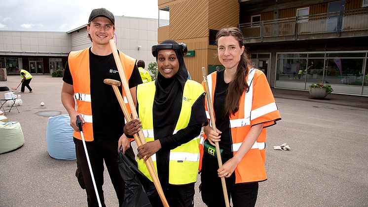 Handledare Marcus Wassenius, feriearbetare Fadumo Rage och handledare Rosanne Elfstrand åker runt i hela Nordost för att fixa fint i utemiljön.