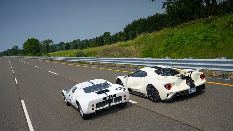 2022 Ford GT ’64 Heritage Edition and 1964 Ford GT prototype_09