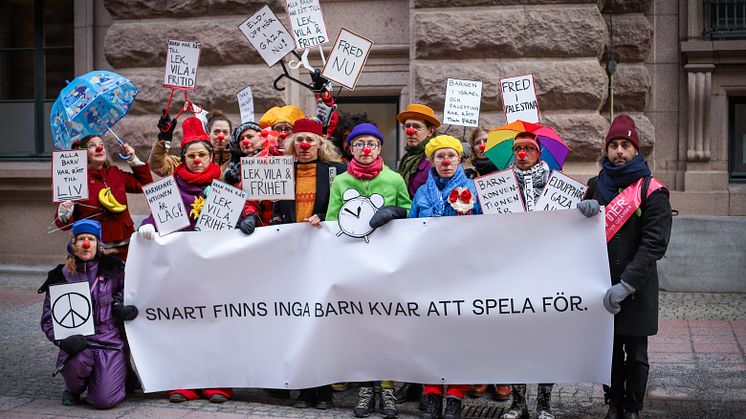 Fredmanifestation utanför riksdagen. Fotograf Katinka Igelberg