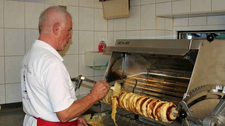 Baumkuchen Schaubacken wird bei Rainer Weißbach in Schwarzenberg gezeigt