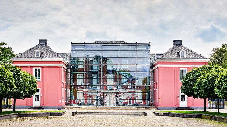LUDWIGGALERIE Schloss Oberhausen: Die RuhrKulturWalks verbinden in der ÖPNV-Edition verschiedene Ausstellungshighlights der RuhrKunstMuseen in einer Tour. Foto: Frank Vinken