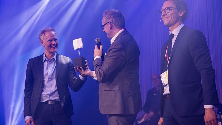 Marcus Matteby, CIO, och Jonas Walker, kommundirektör Sundsvalls kommun, tar emot priset Sveriges DigitaliseringsKommun 2021 av prisutdelare Patrik Sundström.